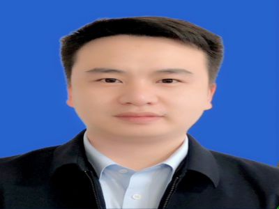 張蜀梁:35歲，中學(xué)一級(jí)教師大學(xué)本科，帶過(guò)九屆高三，成績(jī)優(yōu)異，性格活潑開(kāi)朗，熱愛(ài)寫作。曾獲地市級(jí)先進(jìn)班主任、地市級(jí)優(yōu)質(zhì)課競(jìng)賽一等獎(jiǎng)、縣級(jí)高考先進(jìn)工作者