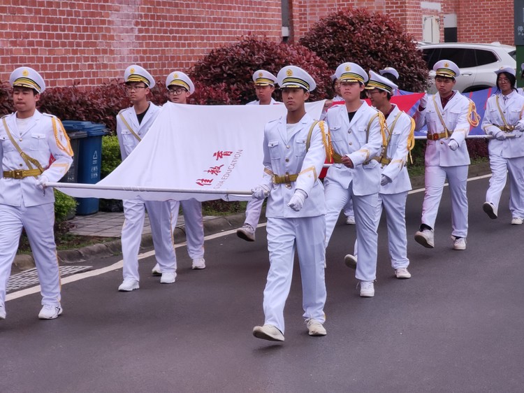 德育之窗|驛路梨花處處開，雷鋒精神代代傳 